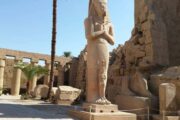 zweitägige Luxorreise mit Übernachtung im 5 SDterne Hotel grosse Statue von Ramces der dritte in Kanak Tempel