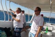 Privates Boot zur die Insel orange Bay Touristen auf dem Boot und beobachten das Rotes Meer