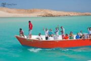 Auf einem MotoRboot im roten Meer kurz bevor es auf der Orange Bay Insel angelegt wird