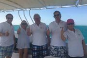 Fünf deutsche Touristen auf einem Boot mit Samir Tours Trikot