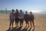 in Hurghada Touristen Auf der Orange Bay Insel und lächeln das Meer im Hintergrund
