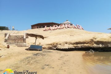  Bewundern Sie die atemberaubenden Korallenriffe und das kristallklare Wasser an der Küste der Sharm el Arab-Bucht. Entspannen Sie am herrlich schönen Sandstrand, genießen Sie die Sonne und entdecken Sie die Unterwasserwelt entlang der Küste.
