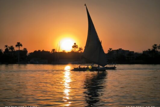 zweitägige Luxorreise mit Übernachtung 38 Zweitägige Luxorreise mit Übernachtung bei Samir Tours Geniessen Sie den Felukenfahrt bei Sonnenaufgang und entdecken Sie die Bananeninsel