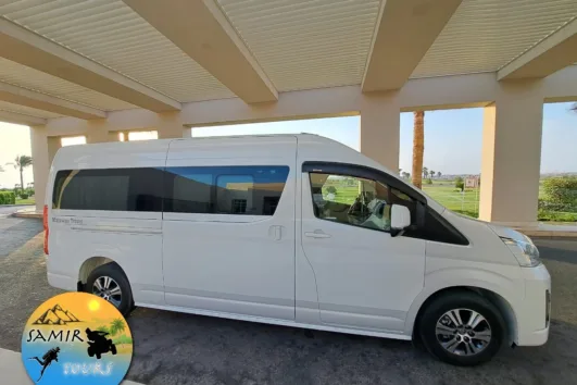 Toyota HiAce Baujahr 2024 Privater Hurghada Flughafentransfer