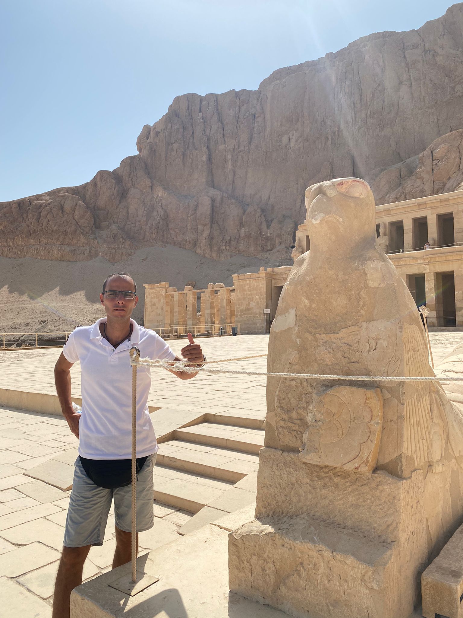 Luxor Tagesausflug mit Minibus auf der zweiten Terrasse Totentempel Hatschepsut Falkenstatue und deutschsprachigen Reiseführer