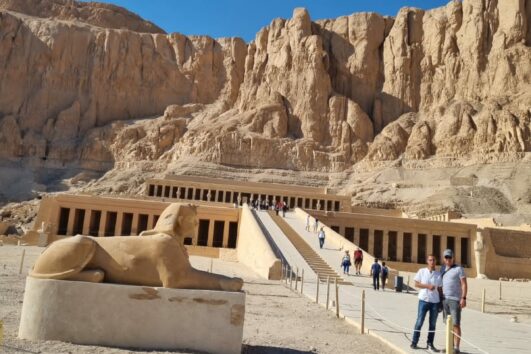 Luxor Tagesausflug mit Minibus Hier ist Terrassentempel Hatschepsut Totentempel