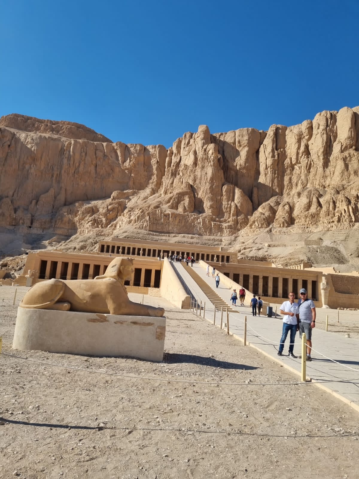Luxor Tagesausflug mit Minibus Hier ist Terrassentempel Hatschepsut Totentempel