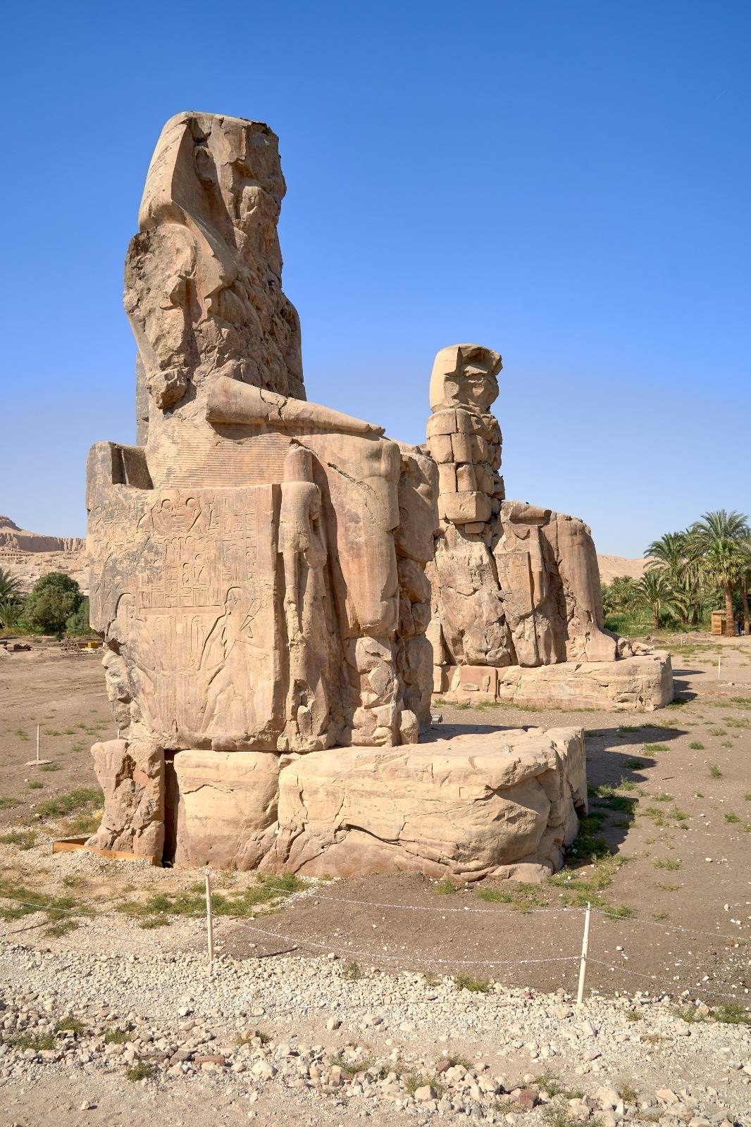 Memnonklosse ; Amenophis der dritte Statuen