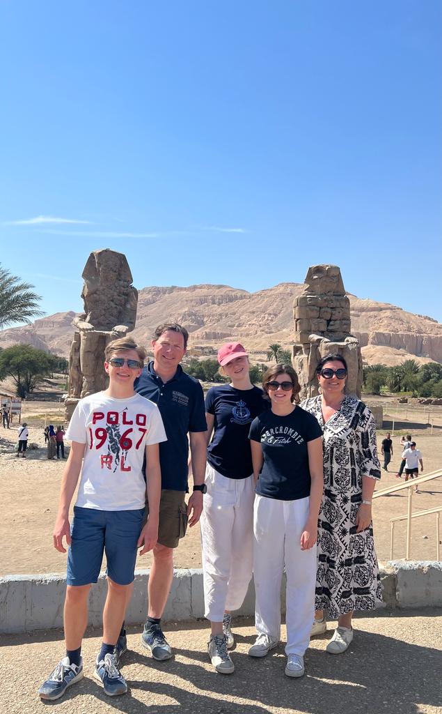 Deutsche Familie am Memnonklosse Marsa Alam nach Luxor