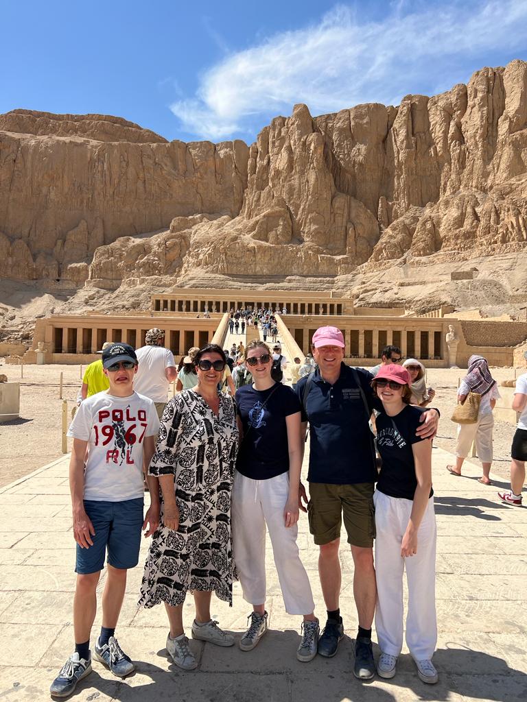Marsa Alam nach Luxor ; Deutsche Familie besuchen Hatschepsut Tempel in Luxor