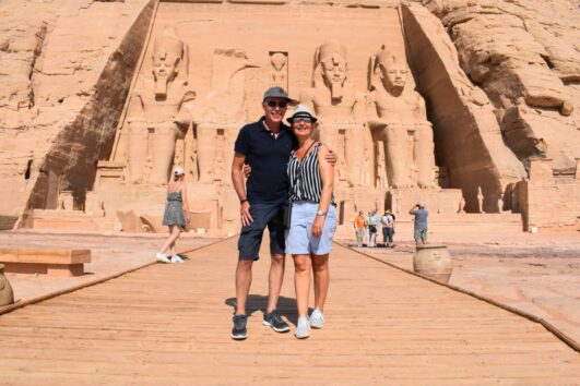Zwei Personen am Abu Simbel Tempel . Abu Simbel Tagestour von Assuan