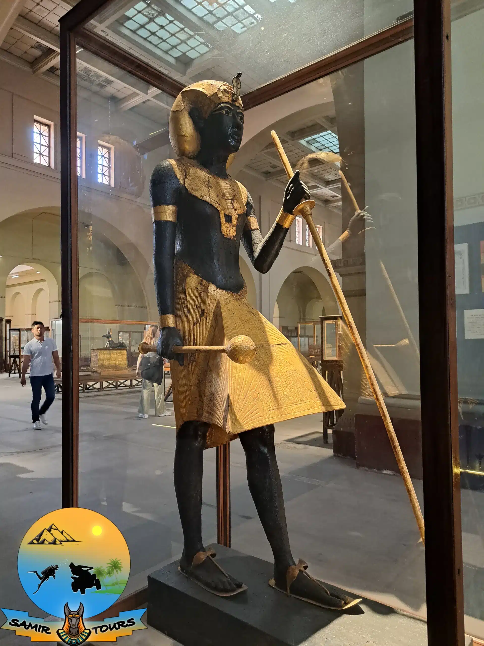 tutachamun statue als wächter tutanchamun statute im el tahrir museum