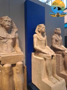 drei Granit Stauten in Grand Egyptian Museum